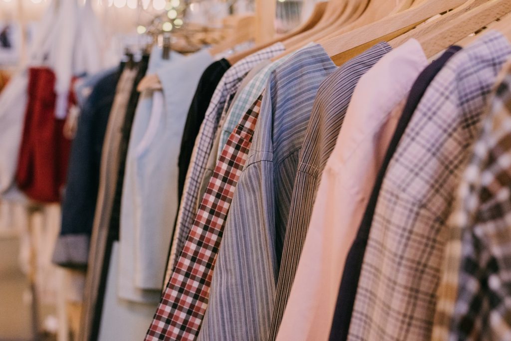 Nachhaltigkeit 4 Shirts. Shopping for clothes, design market. Shop locally. Sustainable fashion.